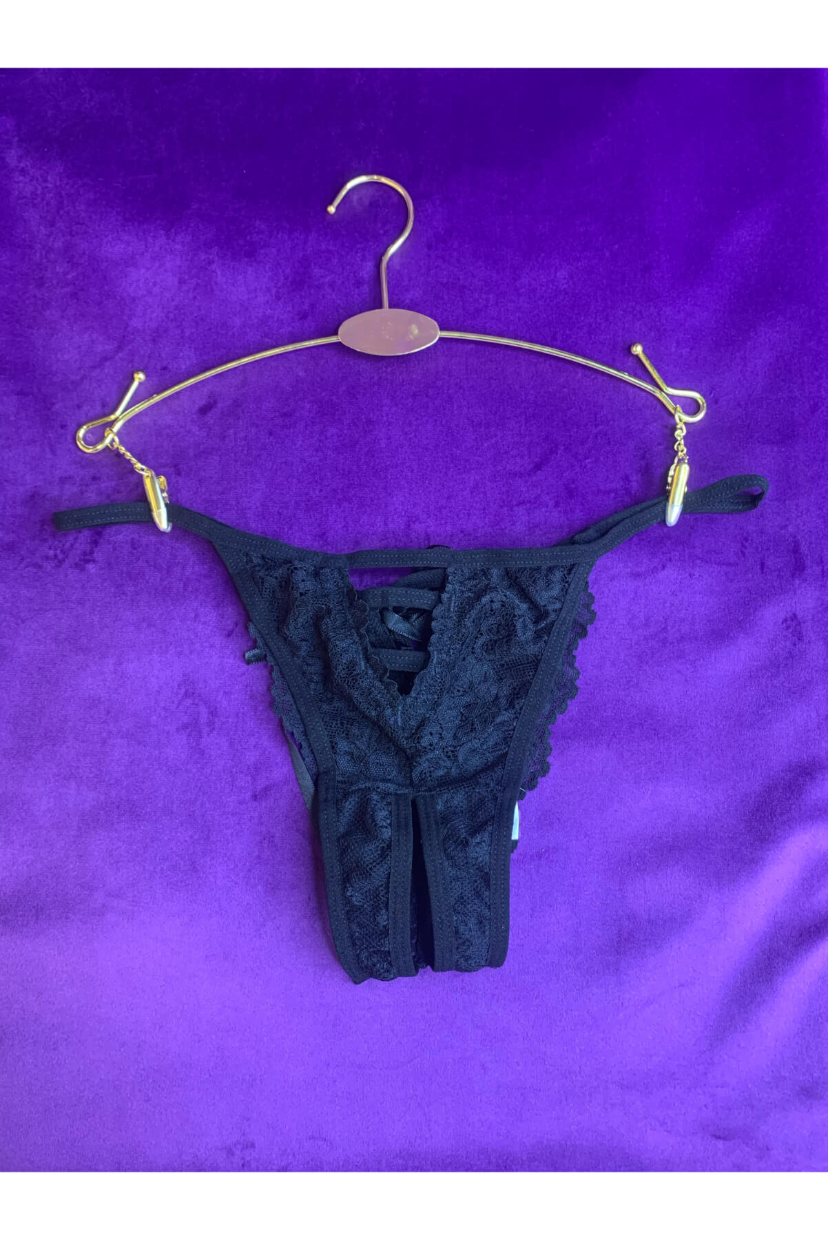 CALCINHA EM RENDA COM ABERTURA FRONTAL